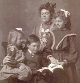 Eleanor (Ella), Ivor, Louise, Mabel Wallberg (2)